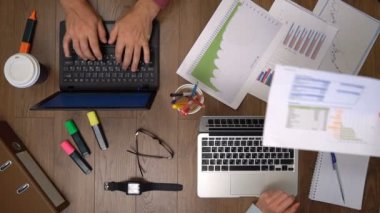 İş ekibi birlikte masa başında çalışıyor. Üstten Görünüm.