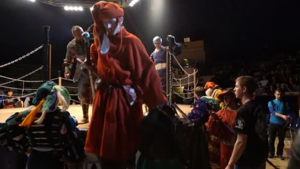 Escudeiros, juízes e cavaleiros fora da arena depois de um torneio de jousting . — Vídeo de Stock