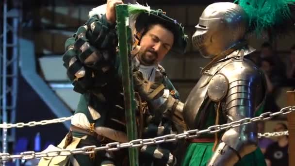 Um escudeiro ajuda um cavaleiro a colocar o escudo antes de uma luta . — Vídeo de Stock