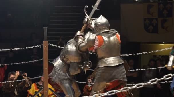 Zwei mittelalterliche Ritter, die in der Arena mit zweihändigen Schwertern kämpfen. Zeitlupe. — Stockvideo