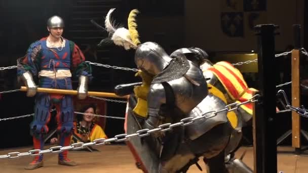 Два середньовічних лицарів, що боротьба арені з клубів і щити. Повільний рух. — стокове відео