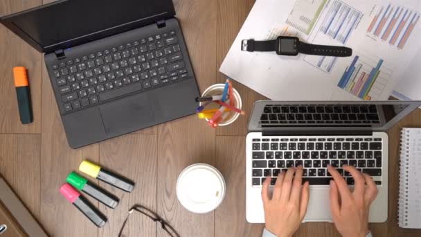 Businesswoman working at office desk. — Stock Video