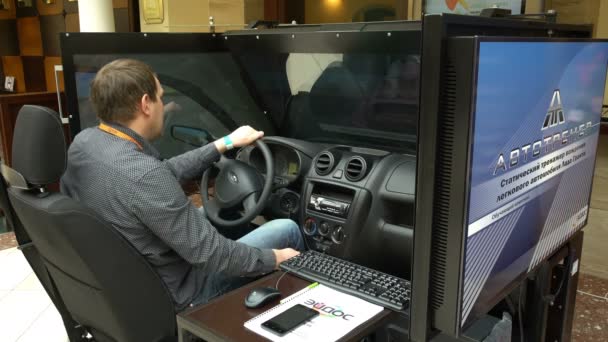 Людина використовує симулятор водіння автомобіля. — стокове відео