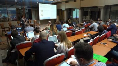 Konferans katılımcıları için hoparlör dinle.