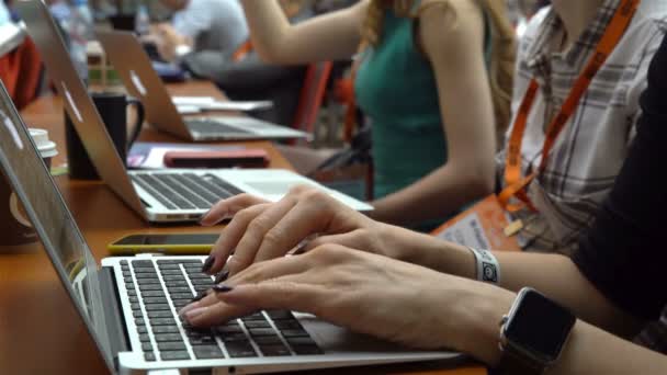 Las mujeres usan computadoras portátiles y otros aparatos electrónicos durante la conferencia . — Vídeo de stock