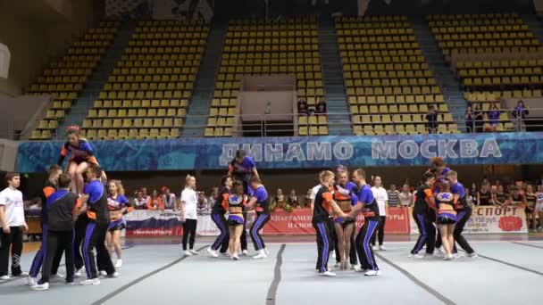 Grupp akrobatiska prestanda av cheerleading team med galna hopp. — Stockvideo