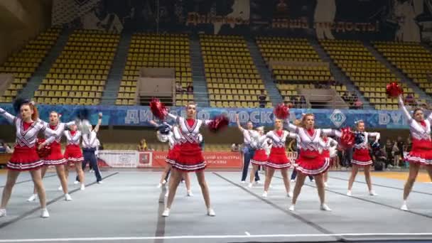 Akrobatické vystoupení ve skupině roztleskávačky týmu s šílené skoky. — Stock video