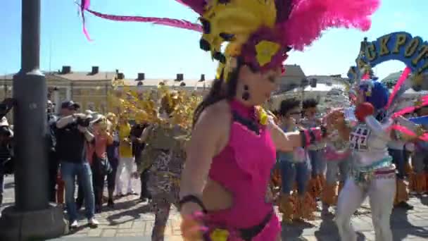 Γυναίκες σε Αποκριάτικες στολές χορεύουν στους δρόμους της πόλης κατά το Samba Carnaval — Αρχείο Βίντεο