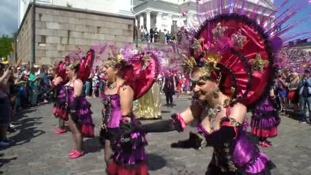 Mujeres con disfraces de carnaval bailan en las calles de la ciudad durante el Carnaval de Samba . — Vídeos de Stock
