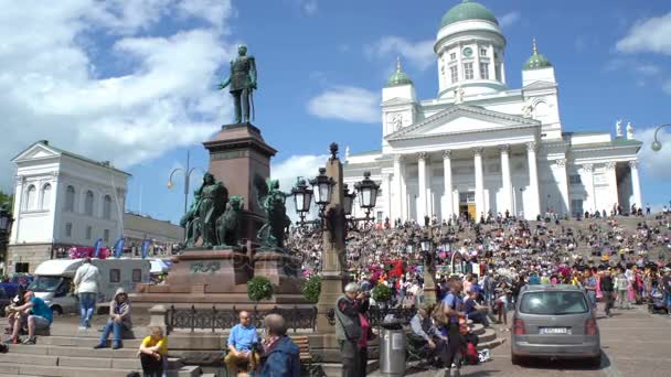 Viele Menschen, Studenten und Touristen vor der Kathedrale auf dem Senatsplatz in Helsinki. — Stockvideo