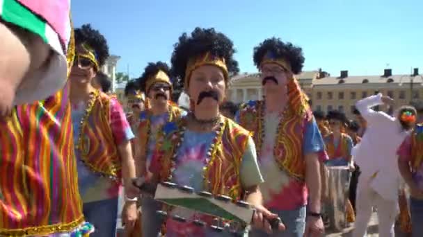 Eine Trommlergruppe, die während des Karnevals auf der Straße auftritt. — Stockvideo