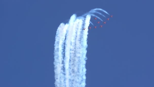 Prestanda för Aerobatic Team The röda pilarna under The Air Show. — Stockvideo