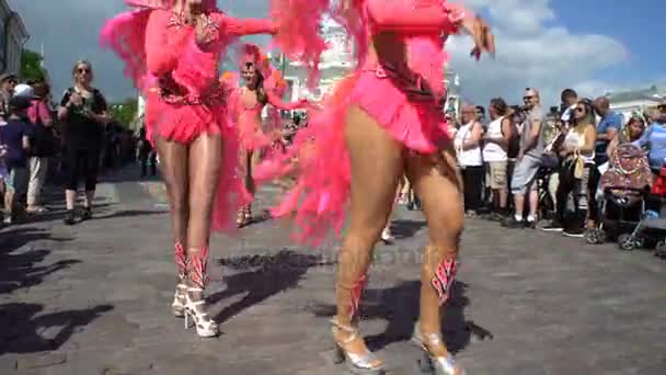 Frauen in Karnevalskostümen tanzen während des Samba-Karnevals auf den Straßen der Stadt. — Stockvideo