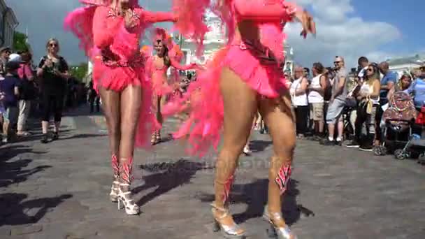 Mujeres con disfraces de carnaval bailan en las calles de la ciudad durante el Carnaval de Samba . — Vídeos de Stock