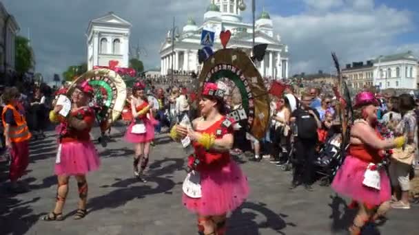 Женщины в карнавальных костюмах танцуют на улицах города во время карнавала самбы . — стоковое видео