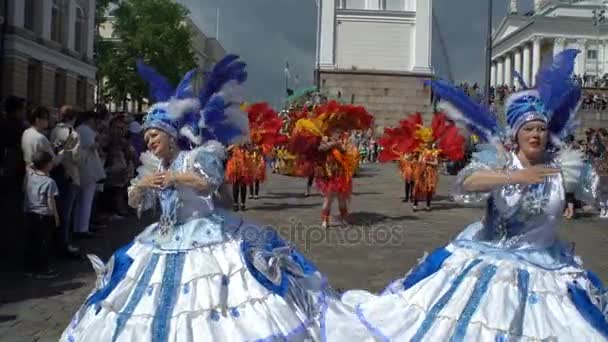 Kobiety w strojach karnawałowych taniec na ulicach miasta podczas karnawału Samba. — Wideo stockowe