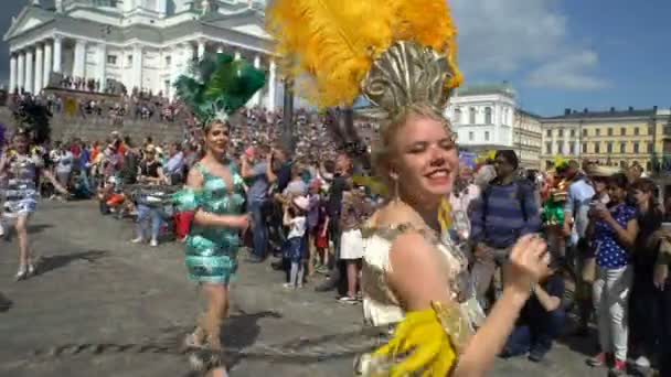 Frauen in Karnevalskostümen tanzen während des Samba-Karnevals auf den Straßen der Stadt. — Stockvideo