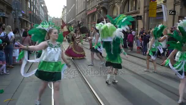Vrouwen in carnaval kostuums dansen op de straten van de stad tijdens het Samba carnaval. — Stockvideo
