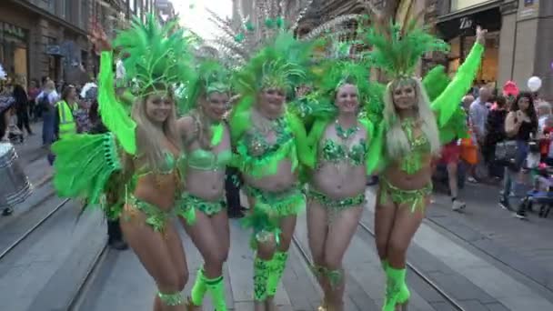 Participantes en el desfile en trajes de carnaval posan en la calle — Vídeos de Stock