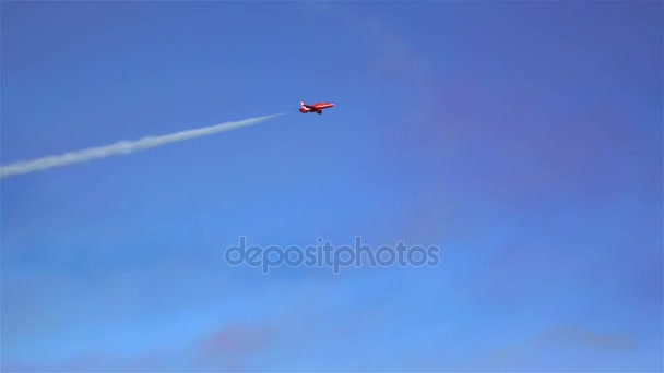 Выступление пилотажной группы "Красные стрелы" во время авиашоу . — стоковое видео