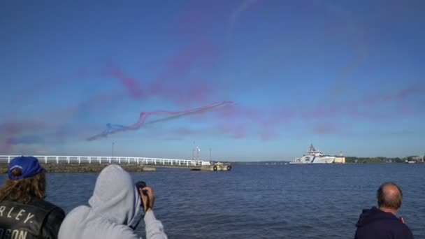 Akrobasi ekibi Red Arrows performans Air Show sırasında. — Stok video