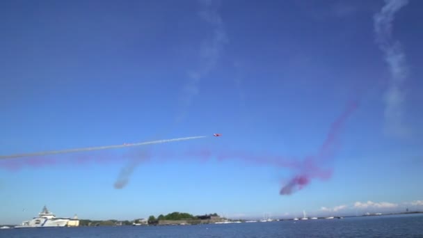 航空ショーの間に曲技飛行チームは赤矢印のパフォーマンス. — ストック動画