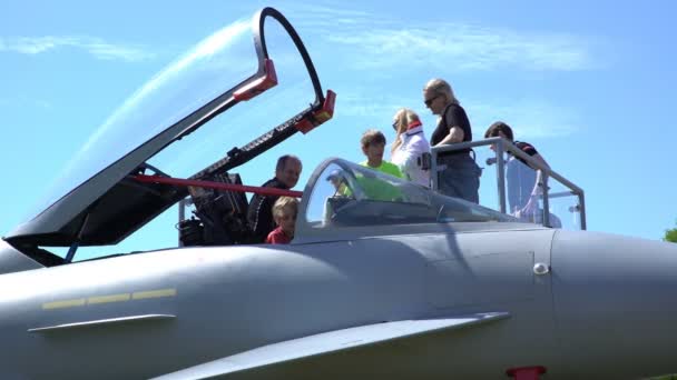 Adults and children visiting the cockpit of a military supersonic fighter — Stock Video