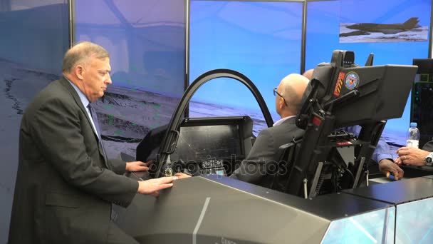 Des spécialistes testent le chasseur-bombardier Lockheed Martin F-35 Lightning II du simulateur de vol — Video