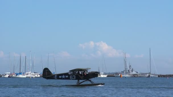 Hydroplan czarne sunie wzdłuż fale na tle morza łodzi. — Wideo stockowe