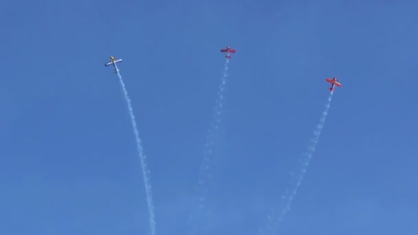 Akrobatického týmu Eagles Arctic představuje dvouplošník sky show. — Stock video