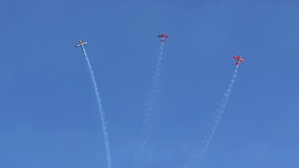 Aerobatic Team Arctic Eagles presenterar biplan sky show. — Stockvideo