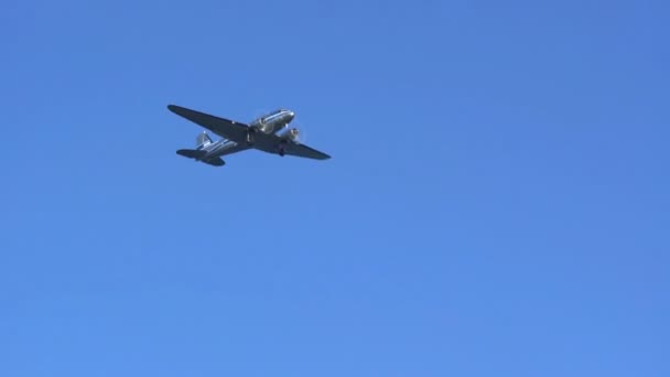 道格拉斯 Dc-3 最生产客机在空中旅行的历史 — 图库视频影像
