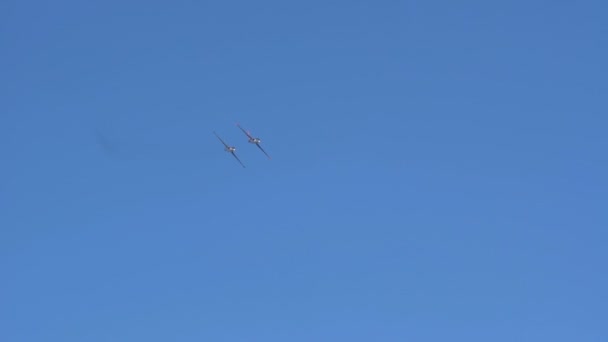 Två Fouga Cm 170 Magister jet tränare gör konstflygning i himlen. — Stockvideo