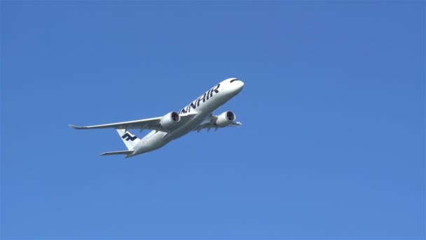 Airbus A350 xwb am Himmel — Stockvideo