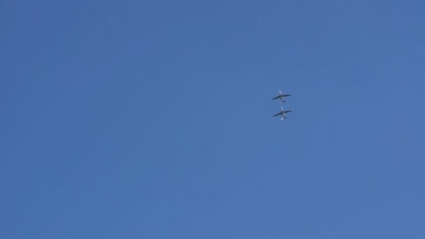 Deux avions d'entraînement Fouga CM 170 Magister effectuant de la voltige dans le ciel . — Video