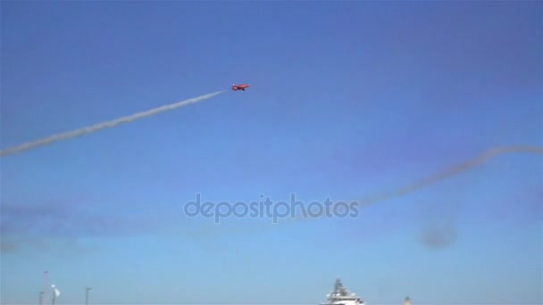 El rendimiento del equipo acrobático Las Flechas Rojas durante EL AIRE SHOW . — Vídeos de Stock