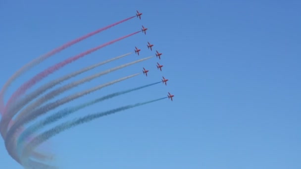 Výkon akrobatického týmu The Red Arrows během The Air Show. — Stock video