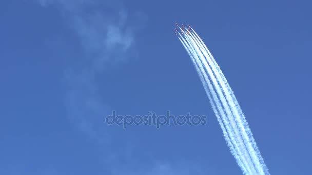 Akrobasi ekibi Red Arrows performans Air Show sırasında. — Stok video