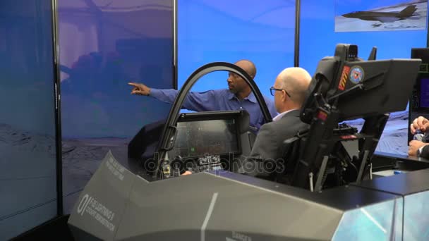 Specialister testar flyg Simulator jaktbombplan Lockheed Martin F-35 Lightning Ii — Stockvideo