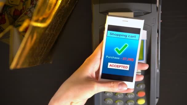 Kvinnan betalar genom smarta telefonen med Nfc-teknik — Stockvideo