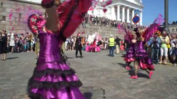 Kobiety w strojach karnawałowych taniec na ulicach miasta podczas karnawału Samba — Wideo stockowe