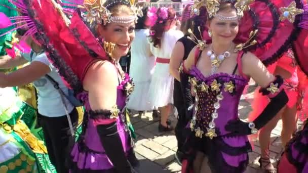Mujeres que usan trajes de carnaval fantásticos durante el carnaval de Samba — Vídeos de Stock