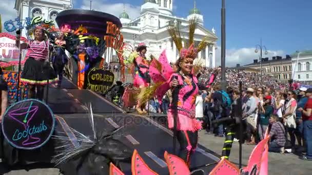 Un grup de participanți la carnaval dansează pe o platformă în mișcare în timpul Carnavalului Helsinki Samba . — Videoclip de stoc