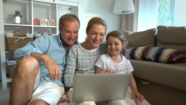 Familia con niño usando cámara de videollamada portátil — Vídeo de stock