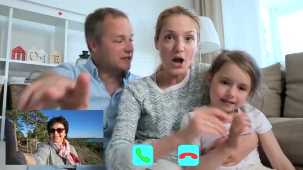 노트북 영상 통화 카메라를 사용 하 여 할머니와 채팅을 하는 아이와 가족 — 비디오