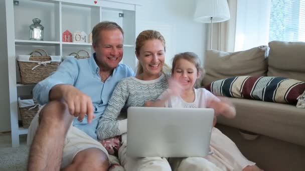Rodina s dítětem Using Laptop Video volání fotoaparát — Stock video