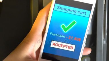 Kadın NFC teknolojisini kullanarak akıllı telefon ödeme