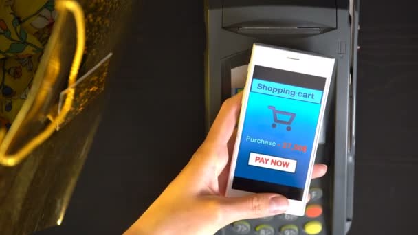 Femme Payer par téléphone intelligent en utilisant la technologie NFC 