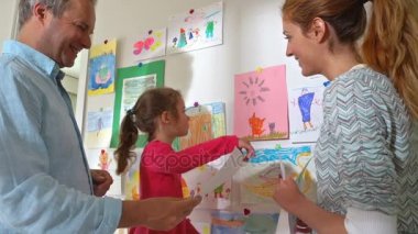 Küçük kız anne ile çocuk çizimleri kreş duvara asmak