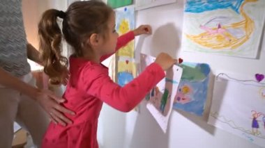 Kreş duvardaki anne asmak çocuk çizimleri ile küçük kız